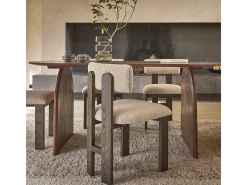 Silla de roble macizo marrón con tela bouclette beige