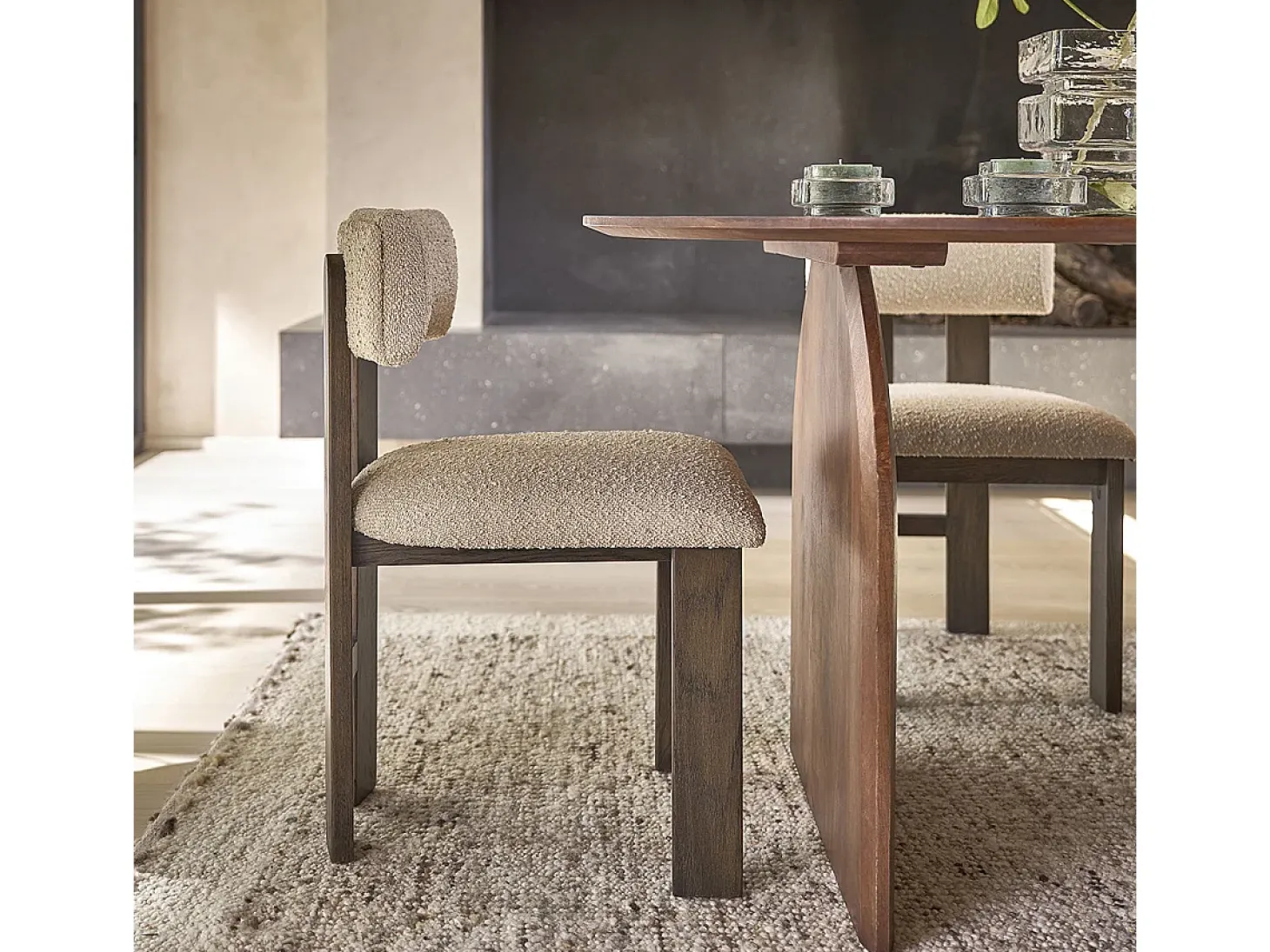 Silla de roble macizo marrón con tela bouclette beige