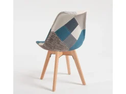 Silla de tela patchwork azul Kaby con patas de haya maciza clara