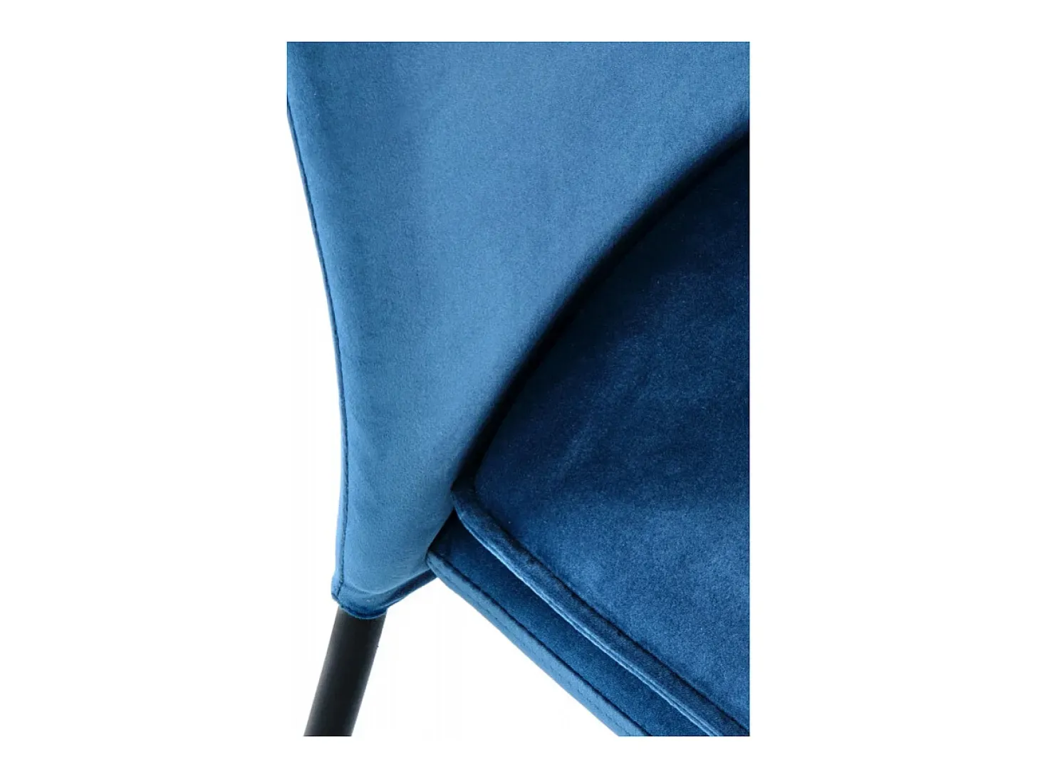 Silla de terciopelo azul con finas patas de metal negro MEET