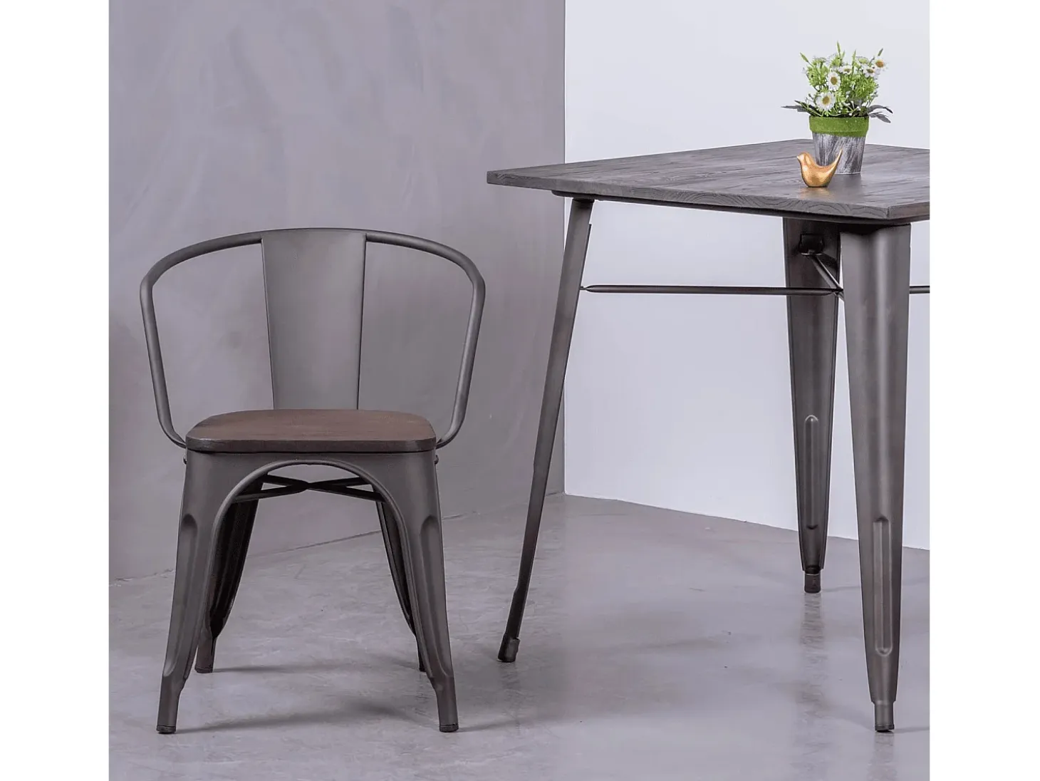 Silla industrial envejecida con reposabrazos y asiento de madera - Bistro - Antique