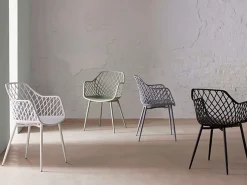 Silla Karlo de polipropileno con reposabrazos.-Color Blanco