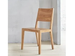 Silla moderna de madera de teca maciza