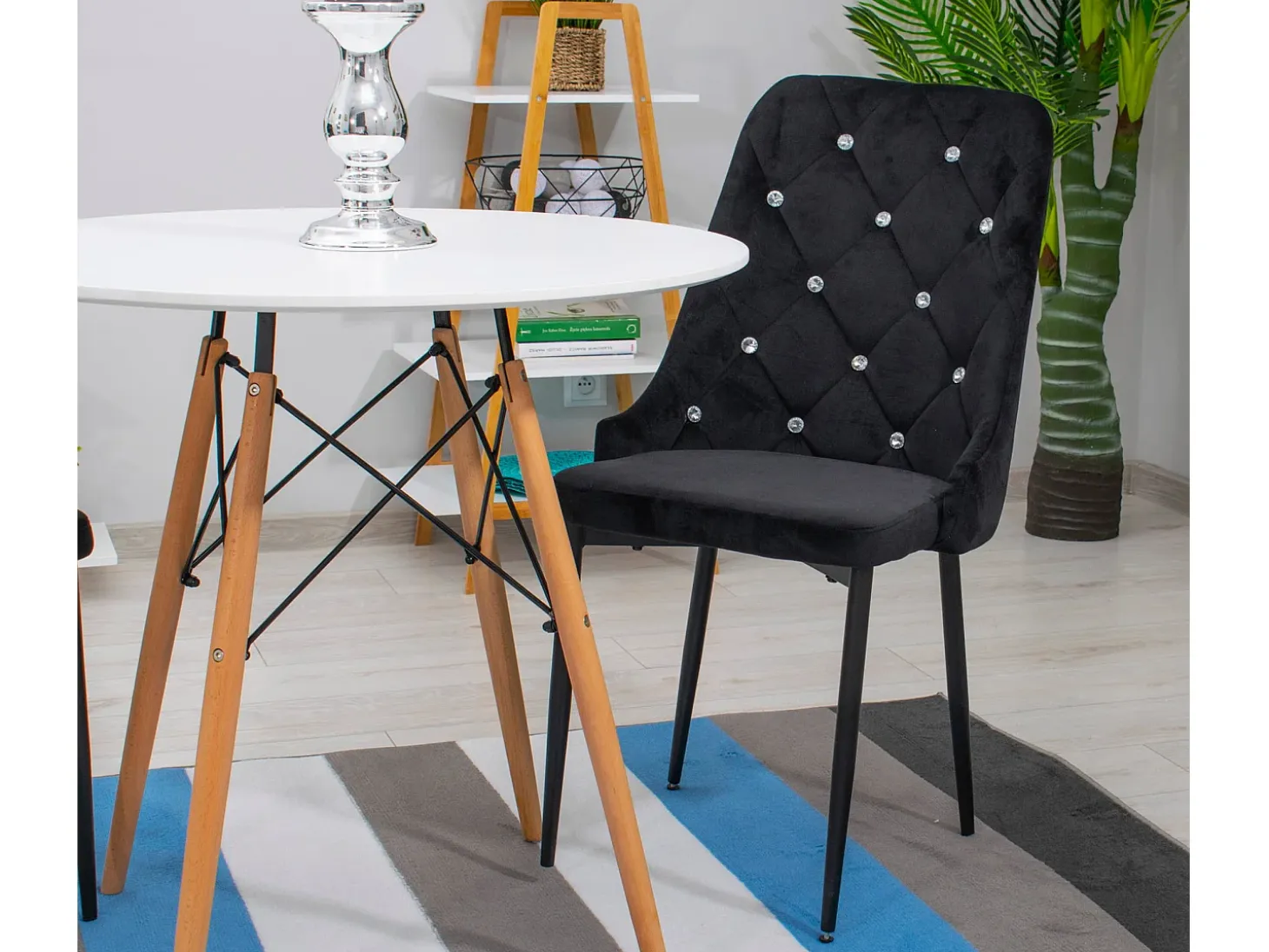 Silla Valora REMI de terciopelo negro con patas de metal x2
