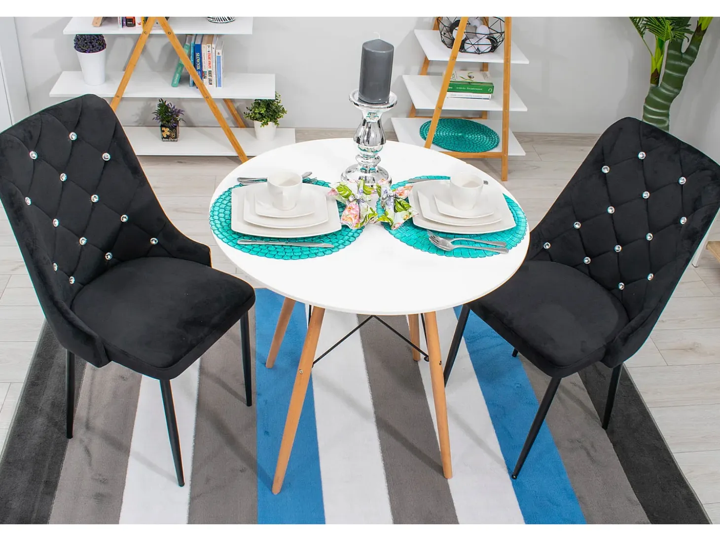 Silla Valora REMI de terciopelo negro con patas de metal x2