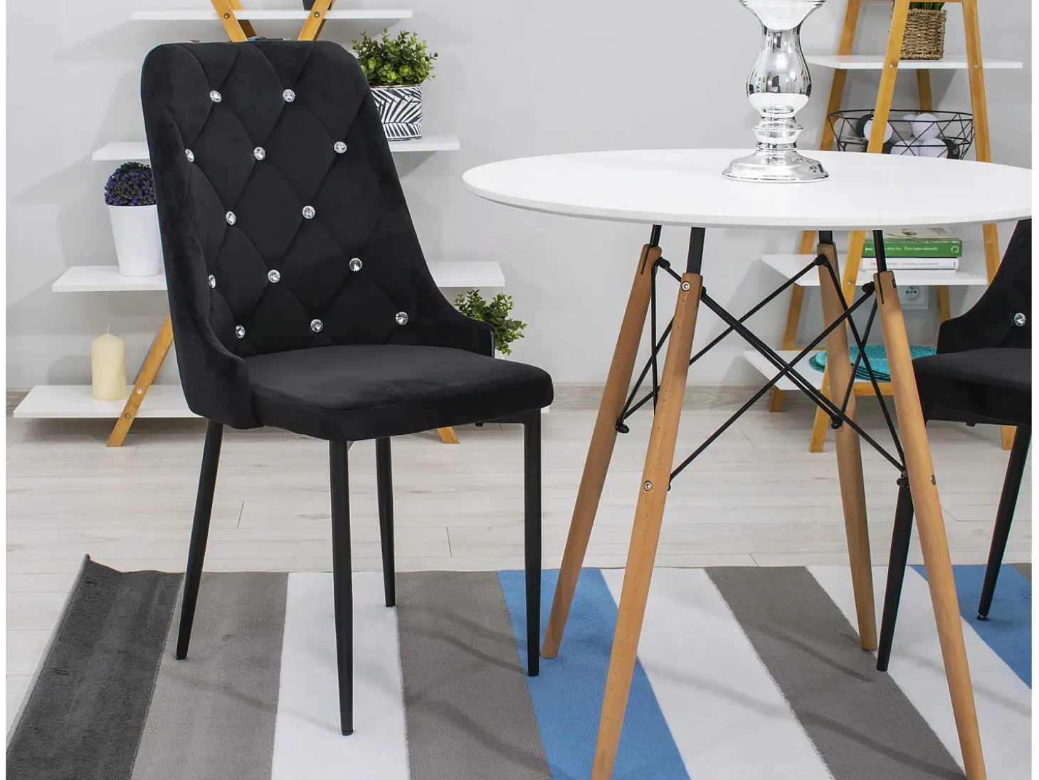 Silla Valora REMI de terciopelo negro con patas de metal x4