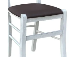 Silla veneciana antigua de madera blanca con asiento de piel sintética marrón