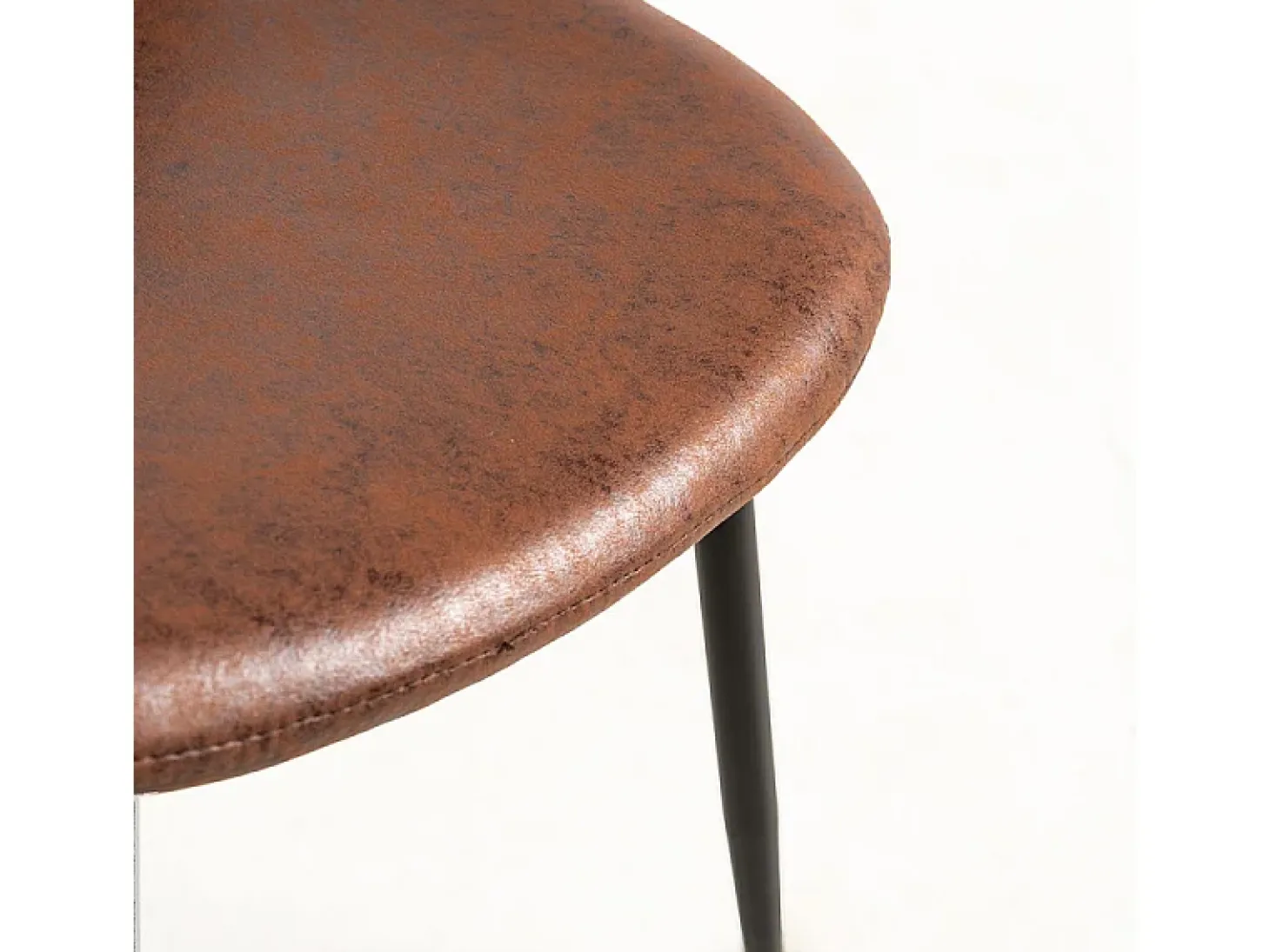 Silla vintage símil piel marrón y patas de acero negro Kela