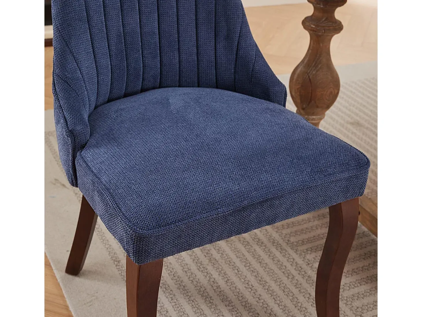 Sillas de comedor, juego de dos, tapizadas en tela con acolchado mullido, patas curvadas de madera maciza, lino, azul