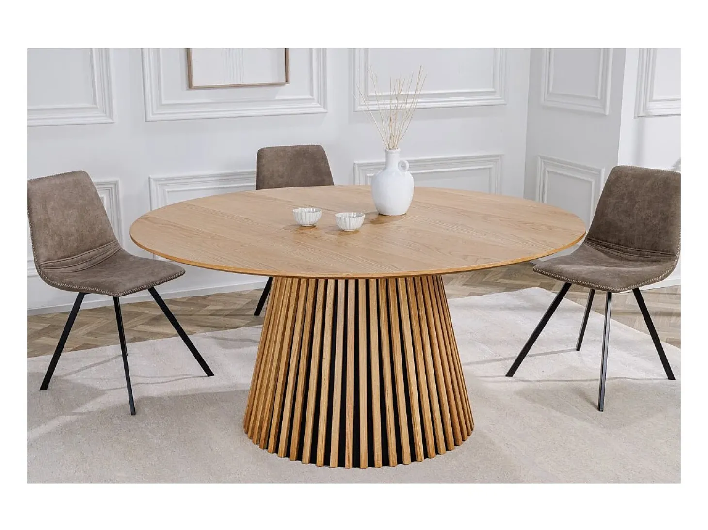 Table KANOVA 140 cm – Tablero redondo de roble claro y pie central de diseño – Estilo contemporáneo