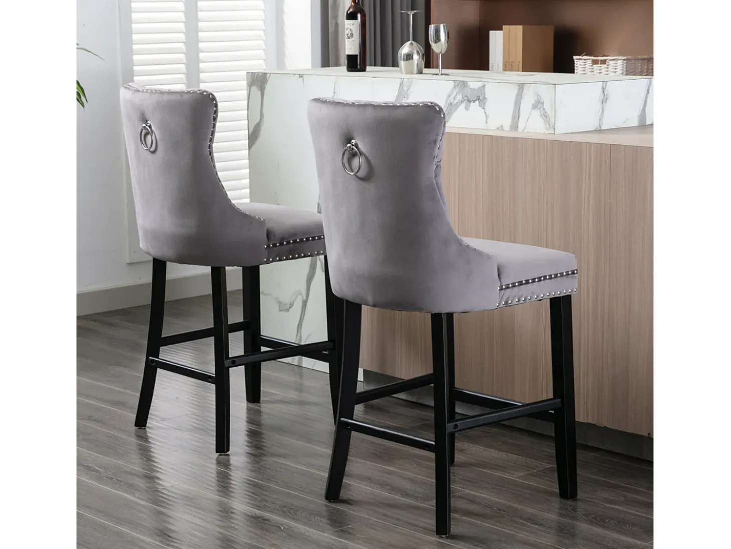 Taburete de bar moderno de terciopelo, patas de madera maciza, tachuelas cromadas, gris (60x50x66 cm)