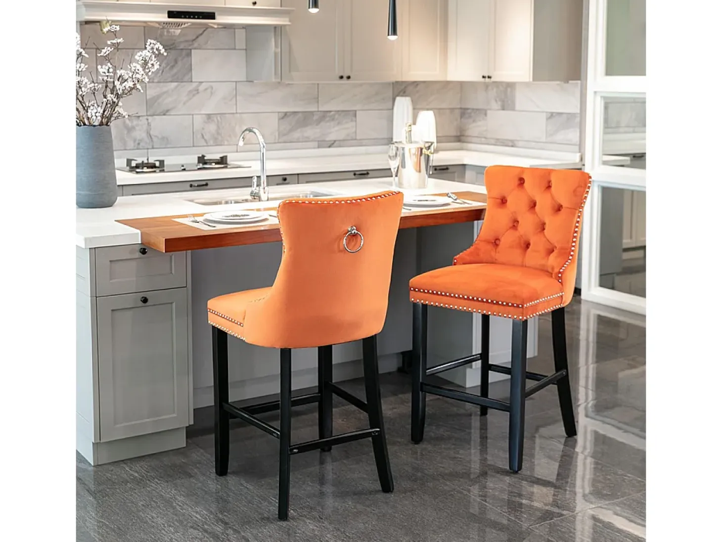 Taburetes de bar acolchados, juego de 2 Con remaches decorativos y patas de madera Adornos cromados con remaches Tapizado de terciopelo, naranja