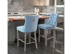 Taburetes de bar tapizados, juego de 2. Con remaches decorativos y patas de madera. Adornos cromados con remaches. Tapizado de terciopelo, azul claro.