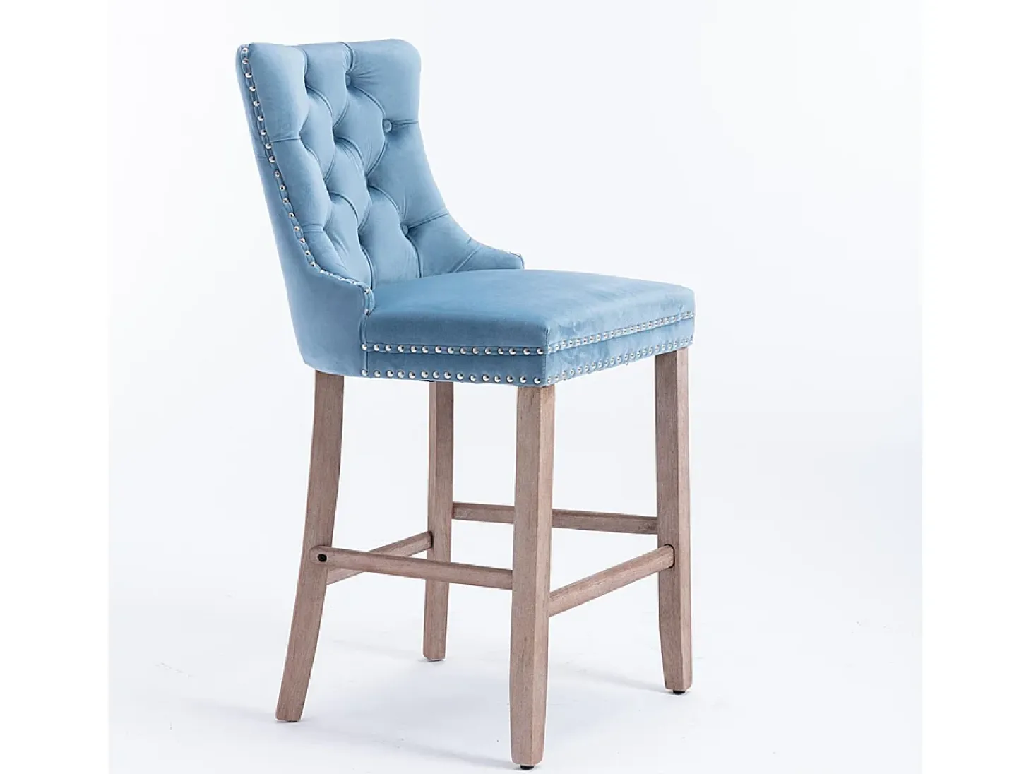 Taburetes de bar tapizados, juego de 2. Con remaches decorativos y patas de madera. Adornos cromados con remaches. Tapizado de terciopelo, azul claro.
