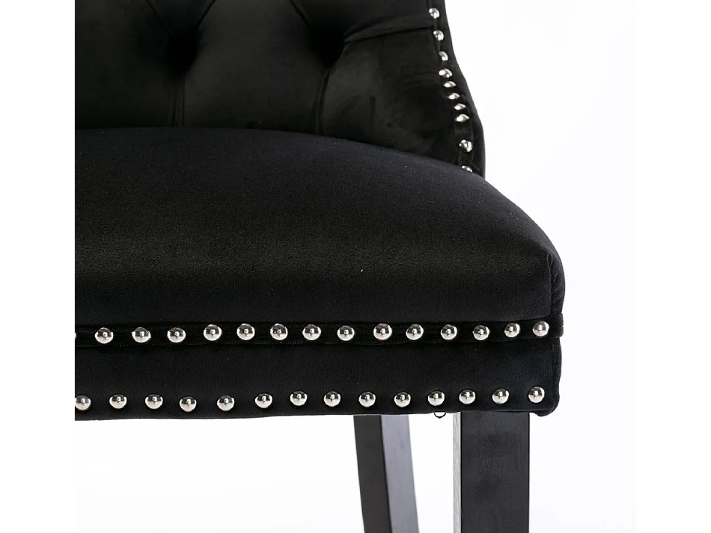 Taburetes de bar tapizados, juego de 2. Con remaches decorativos y patas de madera. Adornos cromados con remaches. Tapizado de terciopelo negro.